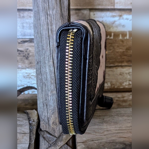 New Faux Cowhide Black/White W Tooled Faux Leather Wristlet Wallet - Picture 4 of 15